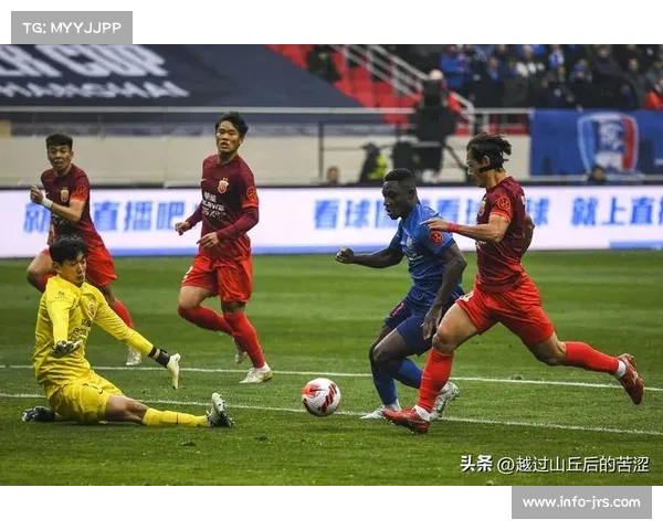 上海申花赛前进行草皮检查 确保场地质量达标准备比赛